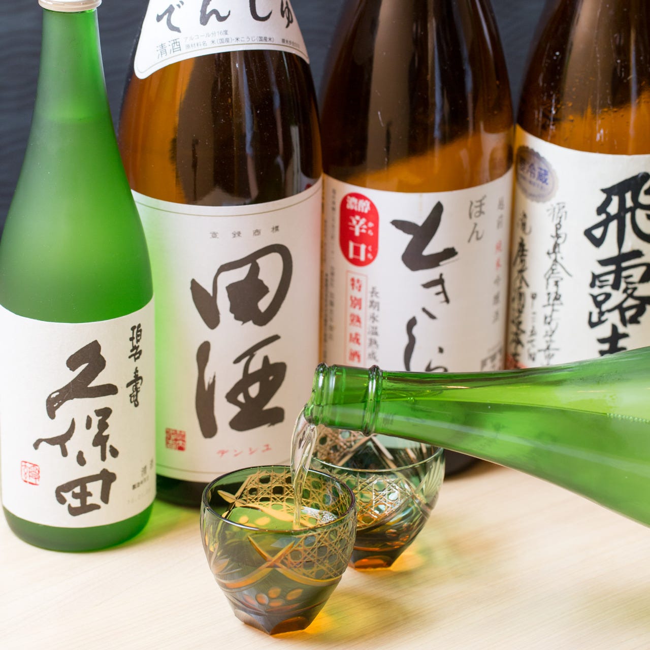 人気の獺祭や全国の季節限定の日本酒も数々取り揃えております。