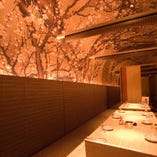 壁一面に桜に彩られた華やかな個室