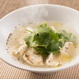 《パクチー水餃子》
これからの季節に水餃子をさっぱりどうぞ♪