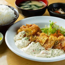 一日の〆に夜定食はいかが？