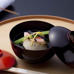 昼の時間を、特別な記憶に  ／15,000円(税サ込)コース  吟味された旬を十皿でご堪能。