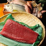 塩釜から届く、まぐろをはじめとした新鮮な魚介類をぜひお楽しみ下さい。