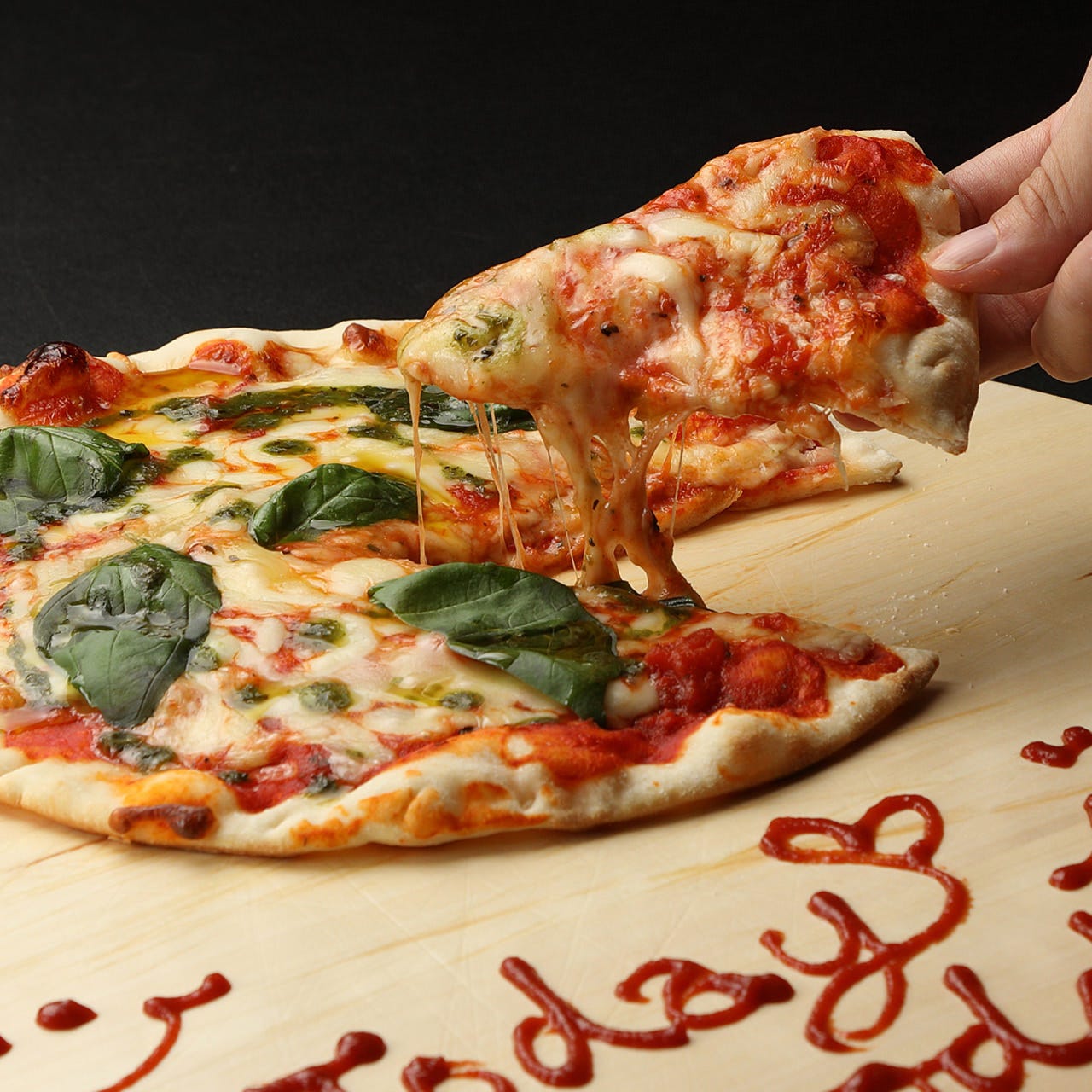ピザ職人が作るサクサクのピザ！熱々チーズがトロ～リ美味