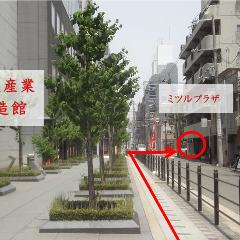 右手奥に当店の提灯が見えます。大阪産業創造館の裏手まで直進します