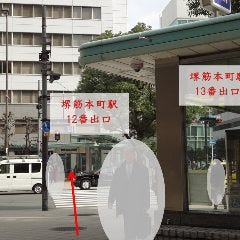 堺筋線・堺筋本町駅が見えてきます。信号を渡り、本町通りを直進します。