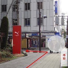 しばらく直進すると左手に、野村不動産大阪ビルが見えてきます。
そちらを左に曲がり、直進します。