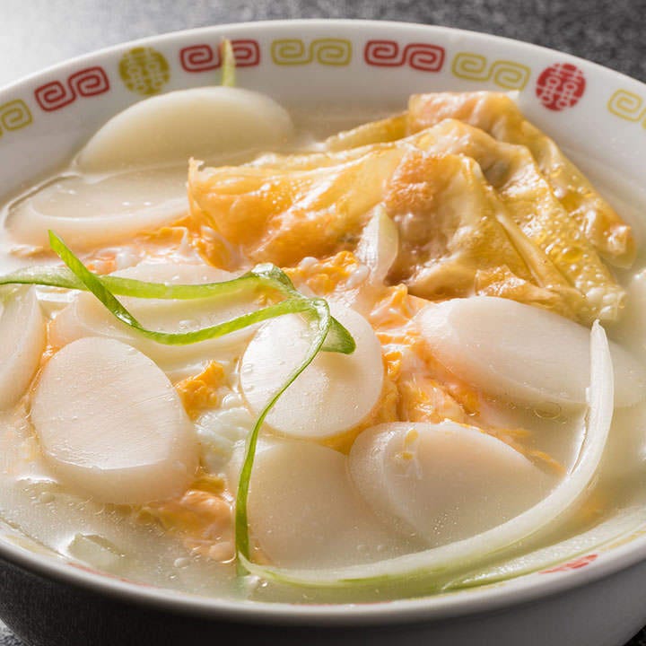 韓国のお餅『トック』とワンタンが入った優しい味のスープ