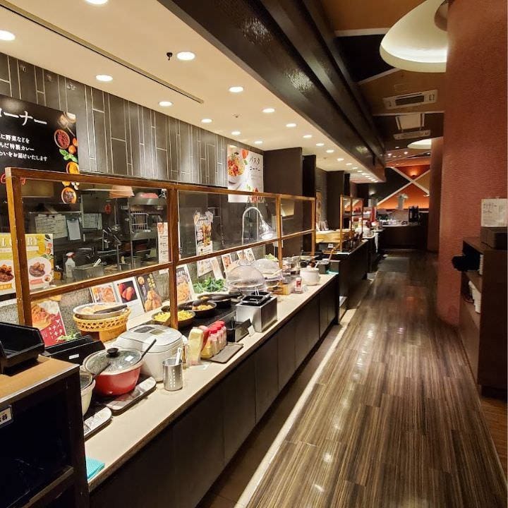 スイーツや中華料理などが並んでいる様子