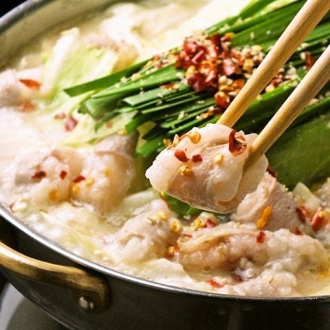 鍋が黒いテーブルの上におかれた様子