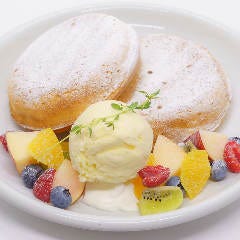 当店人気のリコッタチーズパンケーキ。季節のフルーツを添えて