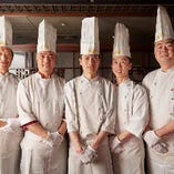 本場北京より招聘した専門調理師や料理人が腕を振るいます
