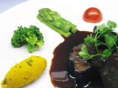 各世代に人気の「国産牛ホホ肉の赤ワイン煮込み」