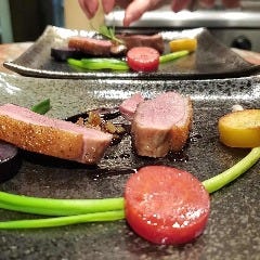 シャラン産鴨のポワレはシェフのスペシャリテです