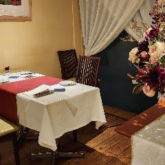 ガラス張りの店内 窓側のお席でゆったりとお過ごしください