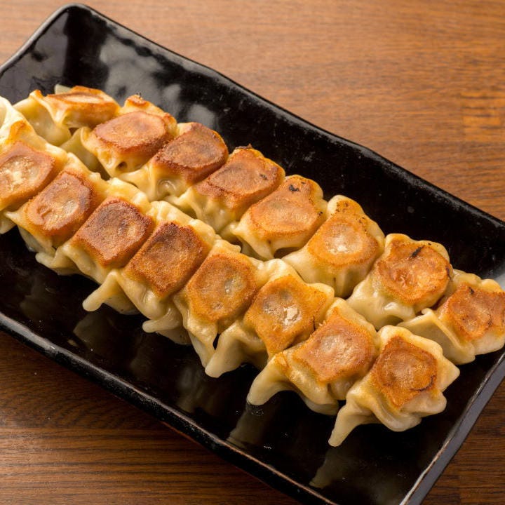 九州屋台餃子が馬刺しに並んで人気メニューです。