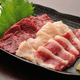 【馬刺し】
熊本県産。おすすめ馬肉料理も各種ご用意あります