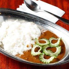 スパイシーなカレーとゴーヤーの苦みが絶品の「沖縄カレー」