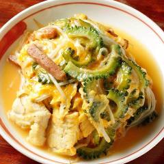沖縄家庭料理の定番「ゴーヤーちゃんぷる」は王道メニューです！