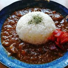 炭焼トリコ_ランチの限定メニューのカレー!じっくり煮込んだ牛すじのカレーやチキン南蛮がどーんと乗ったカレーの2種類ご用意!数量限定での提供のためご来店はお早めに!