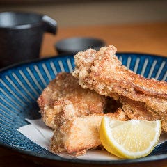 炭焼トリコ_人気の熟成唐揚げは、下味をつけて1日、タレにつけて更に1日、手間ひまかけて仕込みをした後引く味わいの一品。ランチの定食やテイクアウトでもお楽しみいただけます。