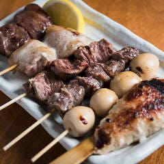 炭焼トリコ_迷ったら盛り合わせがオススメ!単品で注文するよりもお得です!当店の鶏肉はすべて愛媛県産・宮崎県産を使用しています。鶏の仕入れにもこだわった炭火焼をぜひご賞味ください。