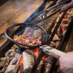 炭焼トリコ_親鳥の炭火焼は、旨味のある親鳥を炭火でじっくり焼きあげました。炭火の香りと噛み応えのある食感がやみつきです。コースではグラタンや親鳥炭火焼からお好みのメニューを選択できます。