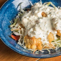炭焼トリコ_チキン南蛮はランチタイムでも大好評!甘酸っぱいタレにくぐらせた鶏に自家製のタルタルソースがたっぷり!お酒にもご飯にもあうトリコ定番のメニューです。