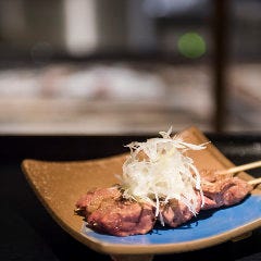 炭焼トリコ_激レアメニュー「白レバ」は朝締めの鶏のレバーを炭火で軽く焼き上げました。木・日曜日は鶏の仕入れがないため、曜日限定・数量限定の出会えたらラッキーな一品です。