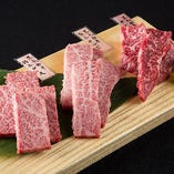 【黒毛和牛】
毎朝仕入れているお肉は全て九州産のA4～A5ランク