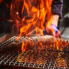 美味しい食材はすべて藁焼きで炙る