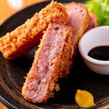 肉質はきめ細やかで柔らかく、脂は甘味がある千葉県産ブランド豚の「林SPF豚」を、厚切りのハムカツで堪能。