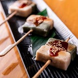 もちもちした食感と風味で、一度食べたら忘れられない「京生麩」は、京都の老舗より仕入れる逸品。炭火でふっくら焼き上げ、自家製田楽味噌と一緒に。