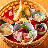 お刺身、天ぷら、焼魚、小鉢を盛りつけたかわいらしい「花かご弁当」で寛ぎランチタイム。