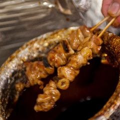 長年継ぎ足してきて秘伝のタレの味わいは絶品。お酒が進みます☆