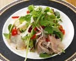【 生ハムとグリーンアスパラと地元伊勢崎産野菜のサラダ 】地元伊勢崎の美味しさ、再発見！！ ビックリの美味しさです。