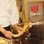 生パスタは毎日お店で製麺中！