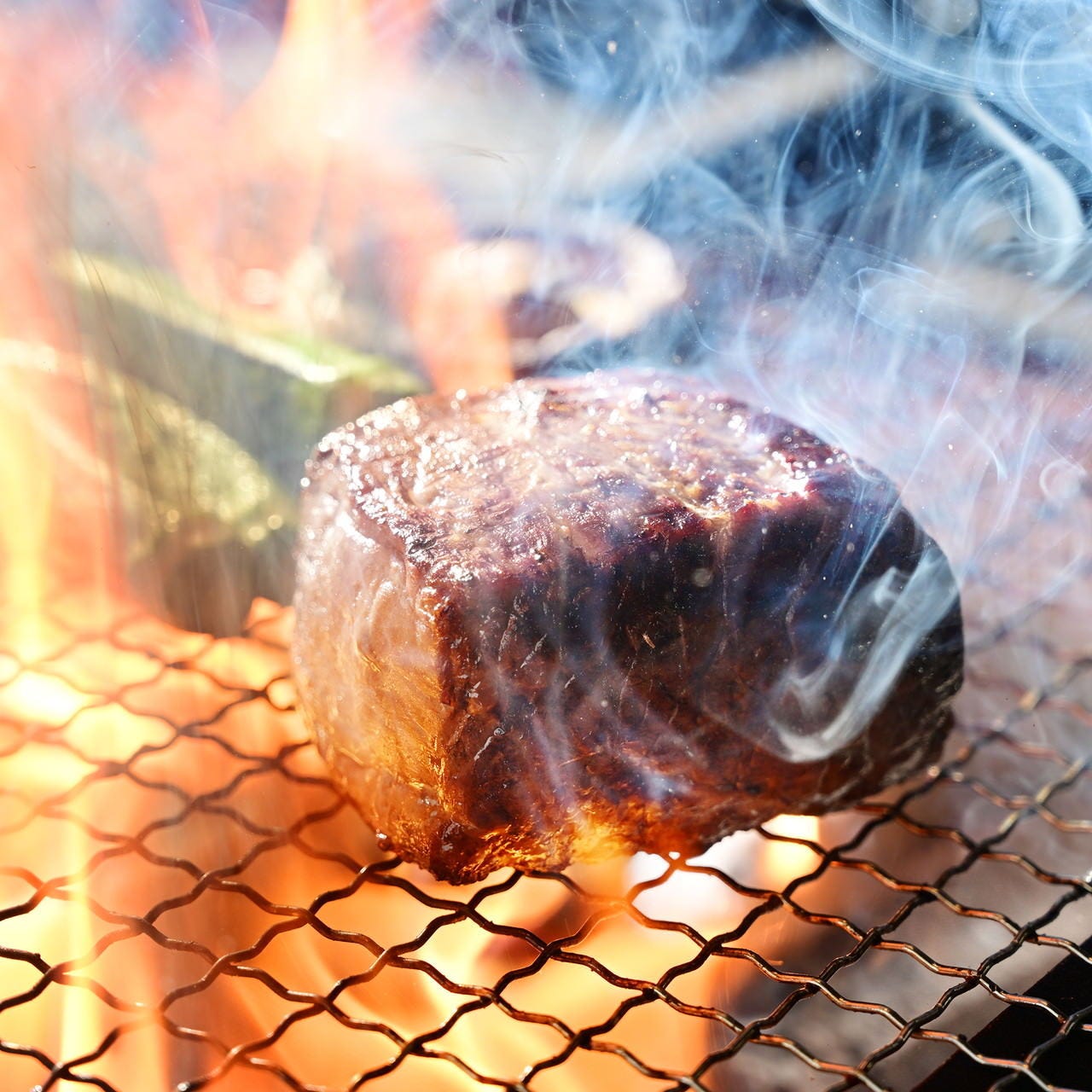 炭焼き料理も自慢。旨みを閉じ込め香り豊かに焼き上げます