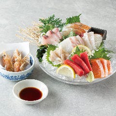 個室居酒屋 海鮮料理 さかなや道場 町屋駅店_＜本まぐろ入り＞刺身7点盛合せ【天然海老の頭唐揚げ付き】