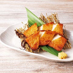 個室居酒屋 海鮮料理 さかなや道場 町屋駅店_宮城県塩釜より水野蒲鉾の白身魚のさつま揚げ／チーズカリカリ揚げ
