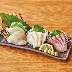 個室居酒屋 海鮮料理 さかなや道場 町屋駅店_【さかなや】刺身三種盛合せや鶏もも西京焼き・いかの陶板蒸しや鯵唐揚等8品＋飲み放題付4000円