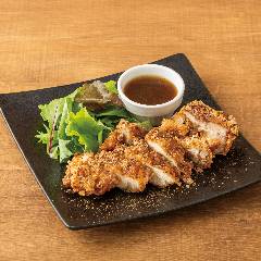 個室居酒屋 海鮮料理 さかなや道場 町屋駅店_＼料理家・栗原心平さんとのコラボメニュー／山椒の刺激が絶妙にマッチするジューシーな「鹿児島いいとこ鶏の竜田揚げ～山椒ソース～」や、種子島産・安納芋の甘みと豚のコクが生姜を利かせた特製ソースで引き立つ「安納芋の豚巻き」をご用意。話題のクラフト焼酎ハイボールと合わせてお楽しみください！