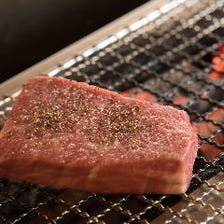 ステーキは豪快に厳選牛の塊を炭火で