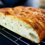 フォカッチャやハードブレッドなどパンも毎日手作りしている。