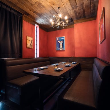 Antique Chic Brooch横浜店_落ち着いたブラウンのソファと、印象的な赤壁が調和する完全個室