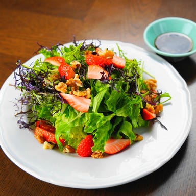 Antique Chic Brooch横浜店_茨城県にいぼり農園の苺やよい姫のグリーンサラダバルサミコヴィネグレット