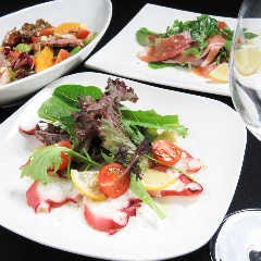 ズッキーニやナス・パプリカなど夏野菜のカレーピッツァです