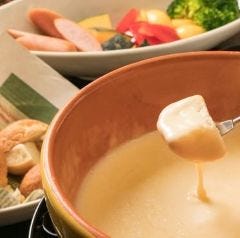 トロトロチーズフォンデュにバケットや野菜にいっぱいつけて♪