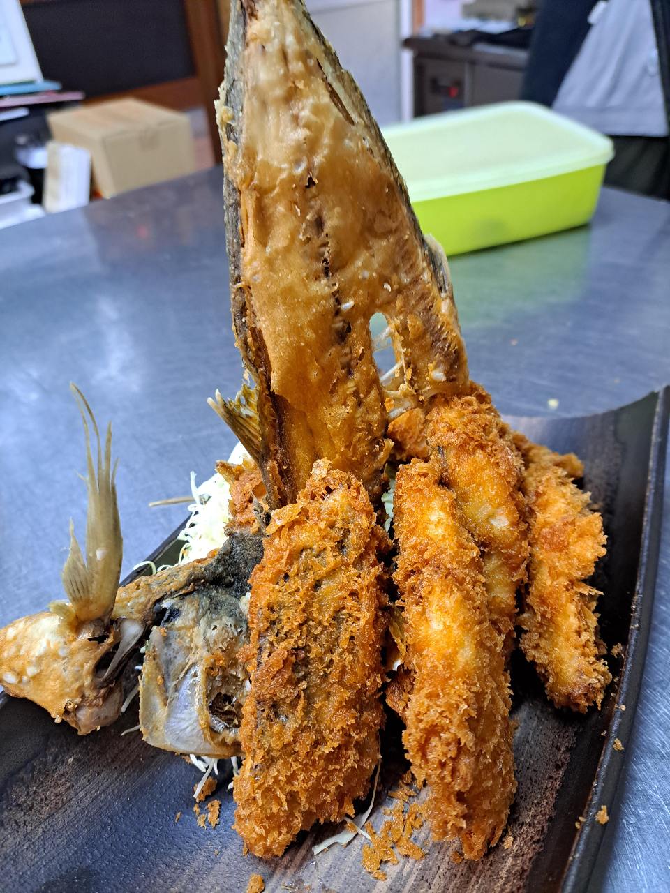魚平食堂の超特大アジフライ 刺身