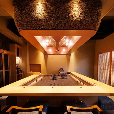 とんかつと、しゃぶしゃぶ。黒豚ふくや_囲炉裏を囲んだモダンなカウンター席