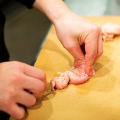 部位ごとに美味しい産地を厳選し毎日1本1本串に刺しております。